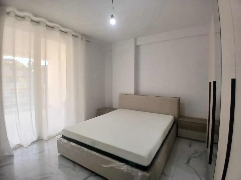 Tirane, jepet me qera apartament 1+1 Kati 4, 60 m² 400 € (Shkoze; pallatet e Tom Doshit)