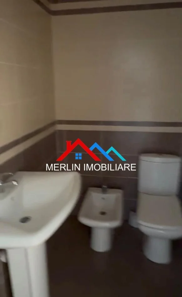 Tirane, jepet me qera ambjent biznesi Kati 2, 120 m² 820 € (RRUGA 5 MAJI)
