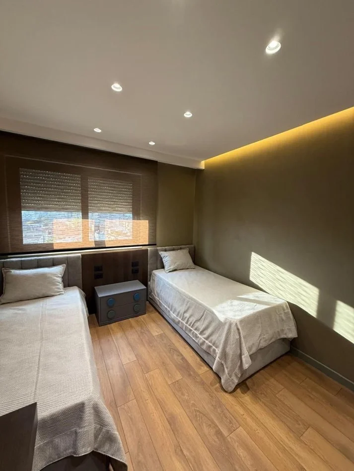 Tirane, jepet me qera apartament 2+1+Ballkon Kati 8, 106 m² 1.600 € (Rruga e durresit)