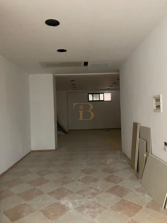 Tirane, jepet me qera ambjent biznesi Kati 1, 250 m² 3.000 € (Ministria e Jashtme)