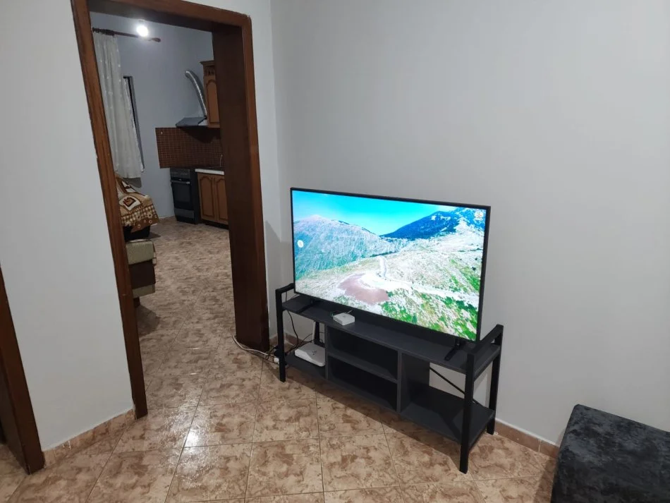 Tirane, jepet me qera apartament 1+1+Ballkon Kati 2, 80 m² 450 € (21 Dhjetori)