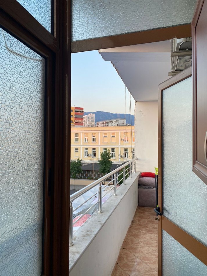 Tirane, jepet me qera apartament 1+1 , 60 m² 450 € (Medreseja te Kisha Ortodokse)