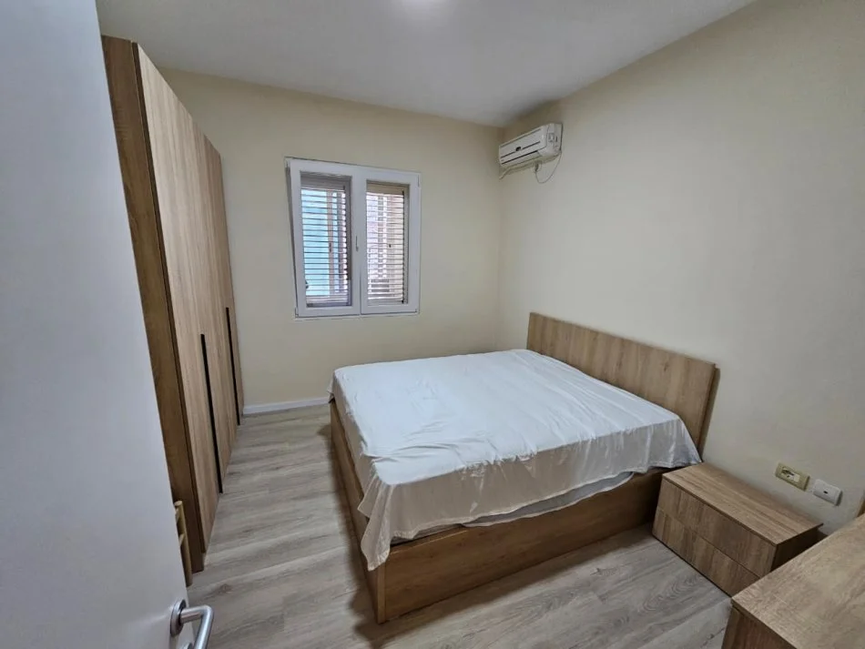 Tirane, jepet me qera apartament 1+1 Kati 4, 92 m² 700 € (Komuna e parisit)