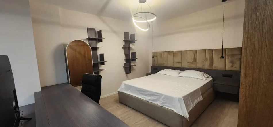 Tirane, jepet me qera apartament 1+1 Kati 6, 750 € (ne Qender)