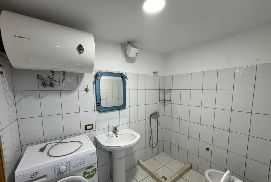 Tirane, jepet me qera apartament 1+1 Kati 0, 40 m² 350 € (rruga 5 Maj)