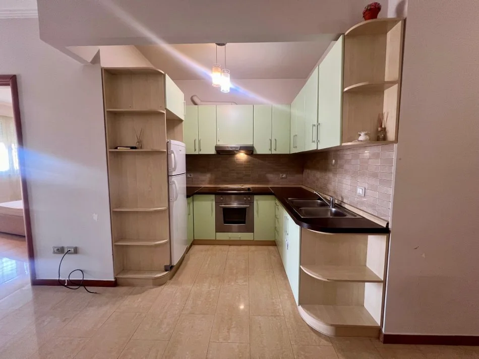 Tirane, jepet me qera apartament 1+1+Ballkon Kati 7, 67 m² 500 € (rruga e eelbasanit)