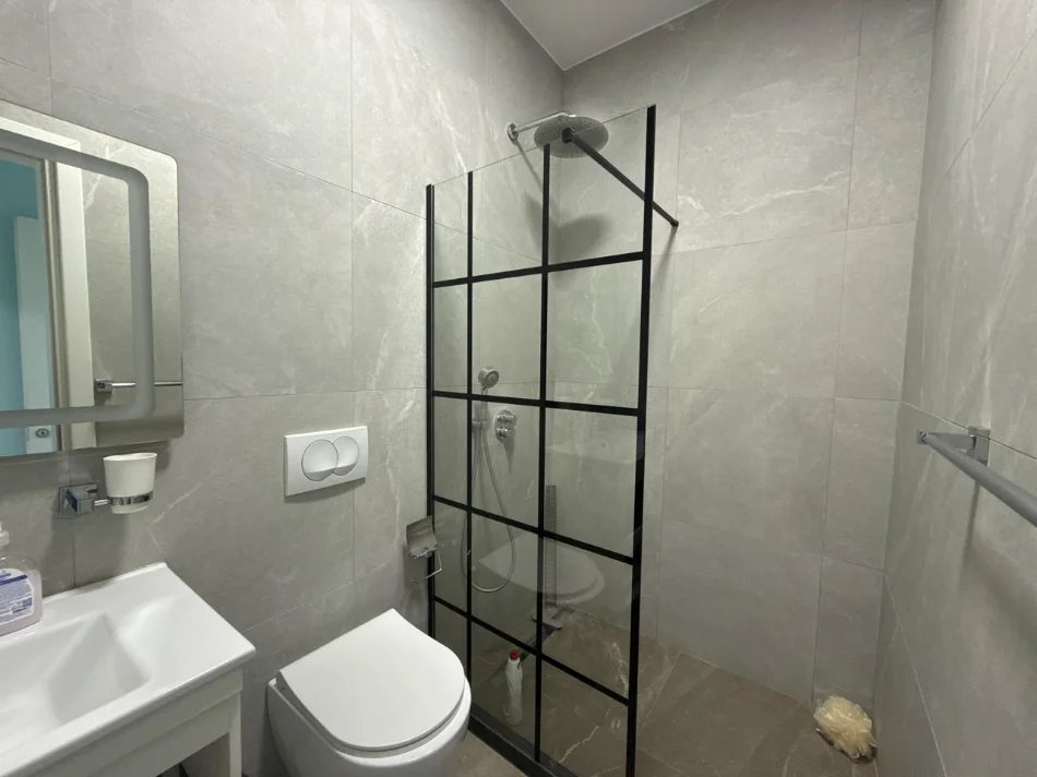 Tirane, jepet me qera apartament 2+1+Ballkon Kati 8, 110 m² 700 € (Rruga e Dibres)