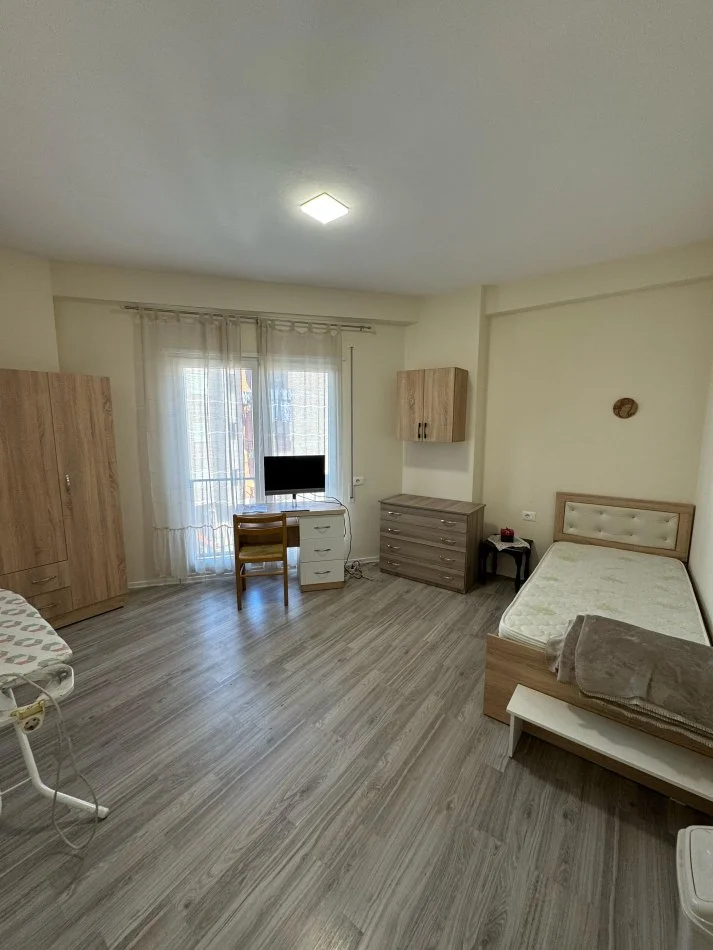 Tirane, jepet me qera apartament 2+1+Ballkon Kati 2, 88 m² 650 € 