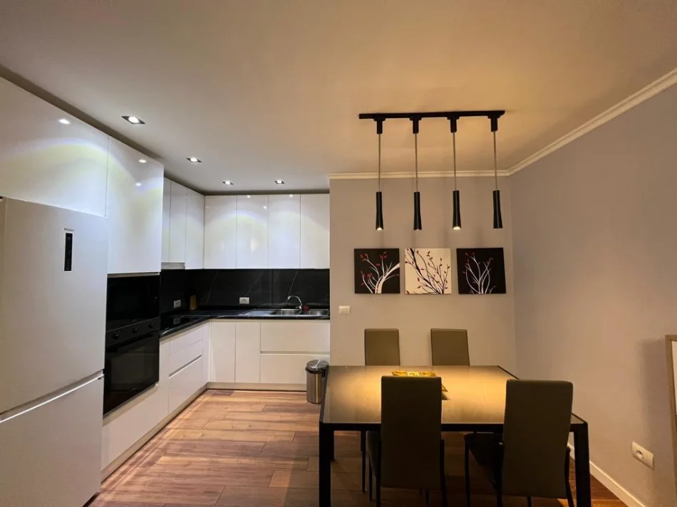 Tirane, jepet me qera apartament 2+1 Kati 1, 650 € 