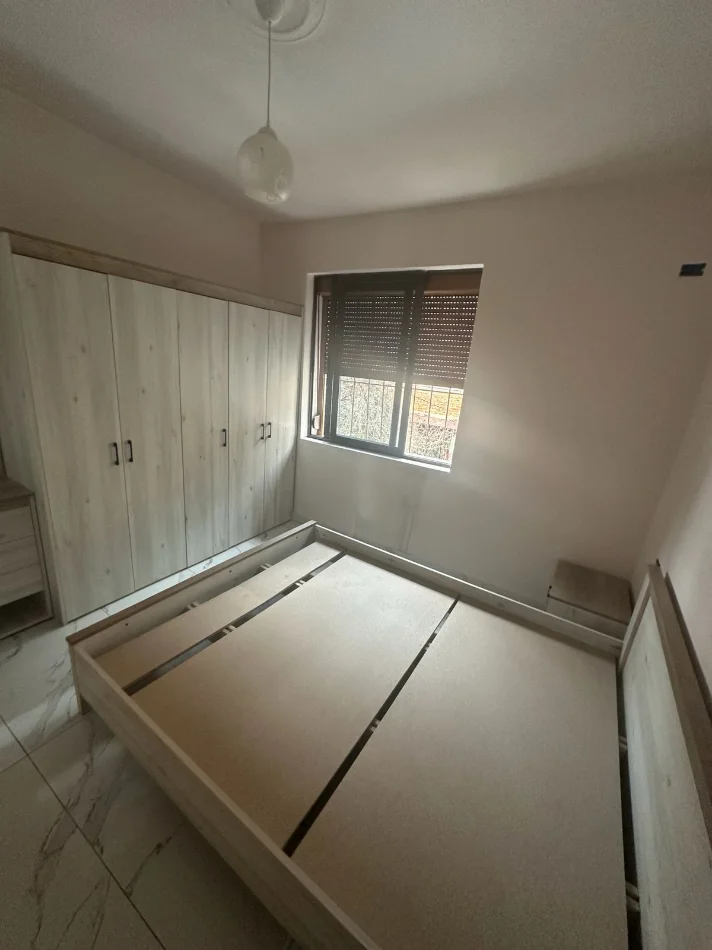 Tirane, jepet me qera apartament 1+1 Kati 1, 43m² 350 € (Kinostudio)