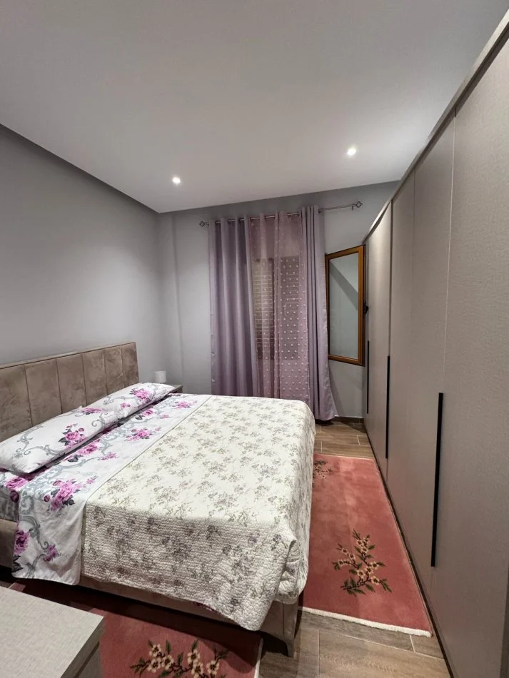 Tirane, jepet me qera shtepi 2+1+Ballkon Kati 2, 90 m² 450 € (rruga 3 Deshmoret)