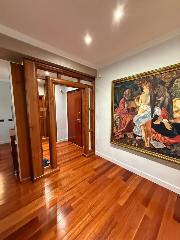 Tirane, jepet me qera apartament 3+1+Ballkon Kati 4, 140 m² 2.000 € (Blloku)