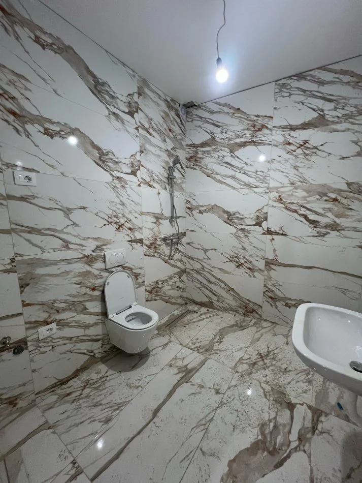 Tirane, shitet apartament 1+1+Ballkon Kati 4, 80 m² 224.000 € (Rruga Kavajes)