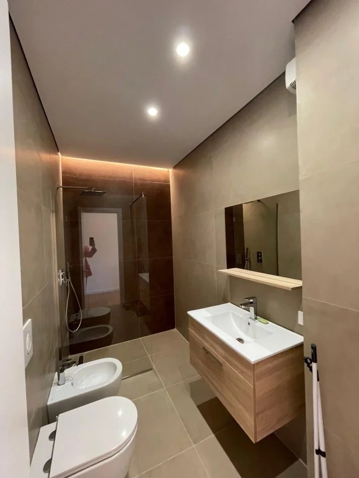 Tirane, jepet me qera apartament 3+1 Kati 2, 116 m² 1.000 € (Tirane, Liqeni i Thate)