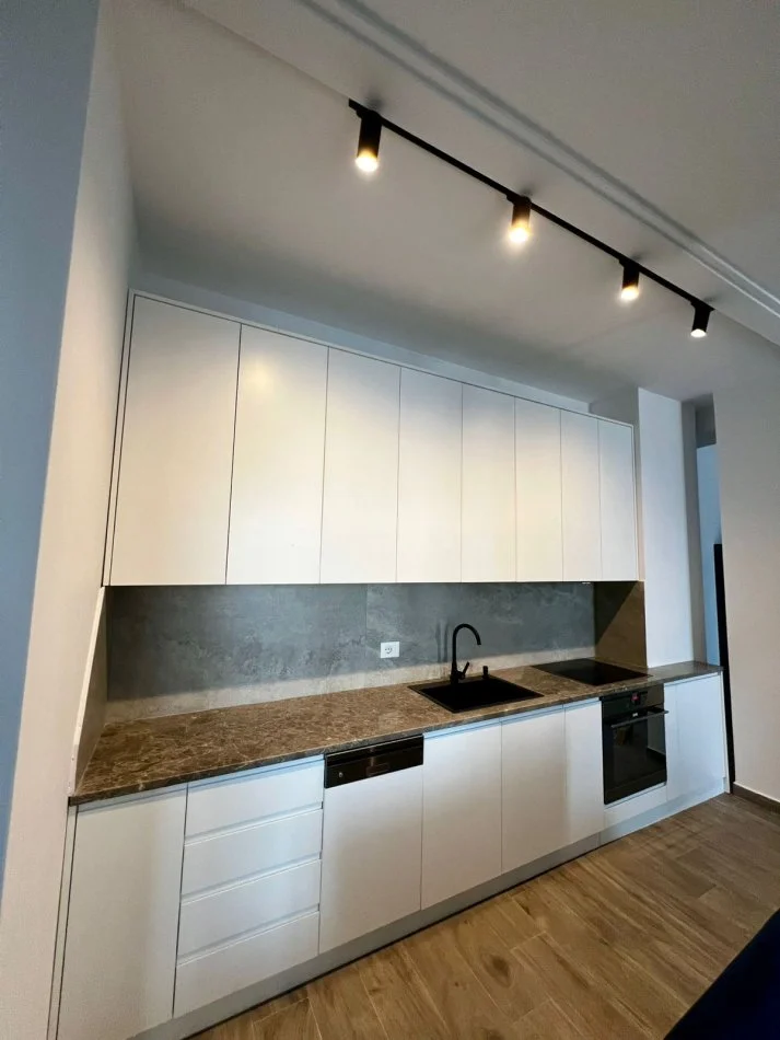 Tirane, jepet me qera apartament 2+1+Ballkon Kati 4, 100 m² 900 € (Pazari i ri)