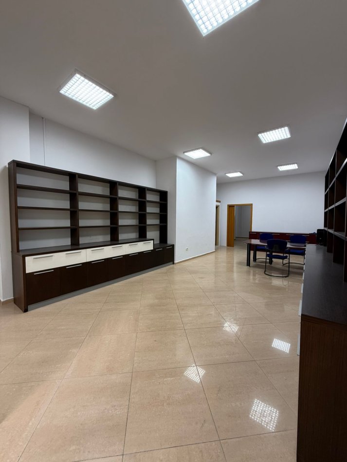 Tirane, jepet me qera ambjent biznesi Kati 0, 108 m² 750 € (Tregu i Bicikletave)