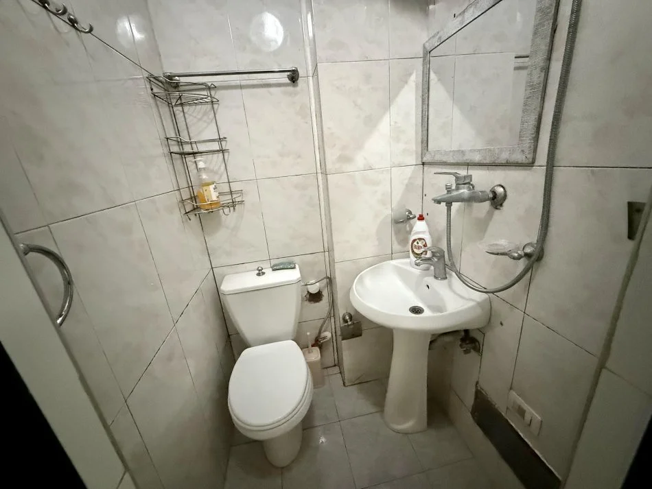Tirane, jepet me qera garsonier Kati 2, 30 m² 300 € (Rruga e Kavajes)