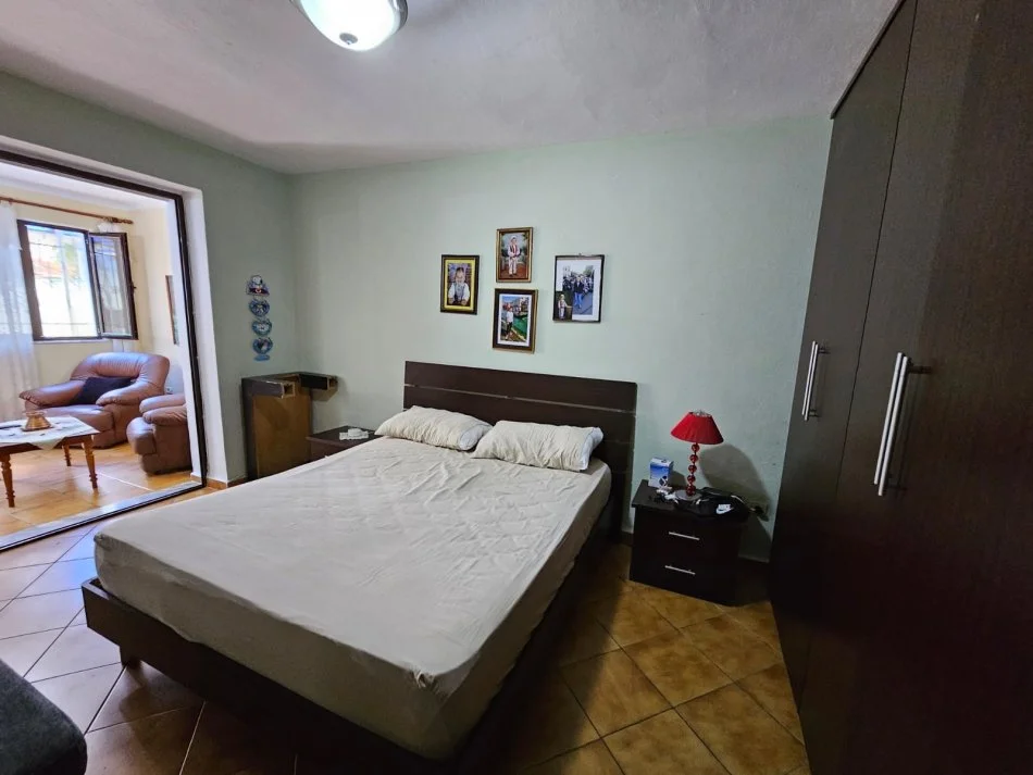 Tirane, jepet me qera apartament 2+1+Ballkon Kati 1, 100 m² 480 € (Rruga Muhamet Gjollesha)