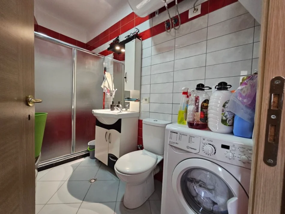 Tirane, jepet me qera apartament 1+1+Ballkon Kati 2, 50 m² 400 € (RR.PETI LIQENI I THATE)