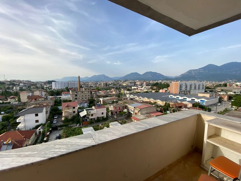 Tirane, jepet me qera 1+1 , 300 € 