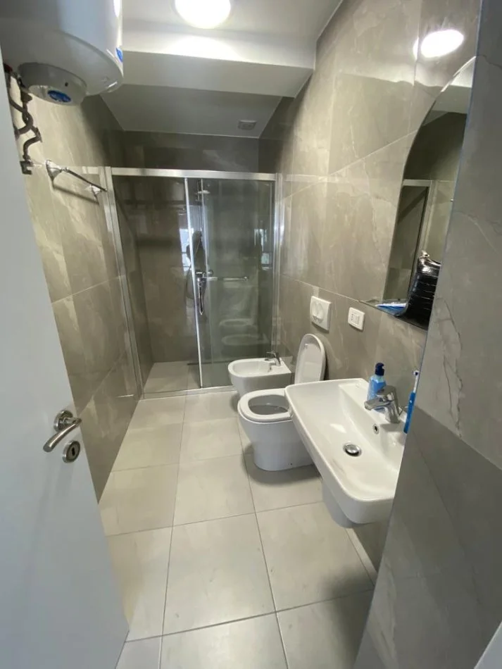 Tirane, jepet me qera apartament 2+1 Kati 4, 101 m² 750 € (Fiori di bosko)