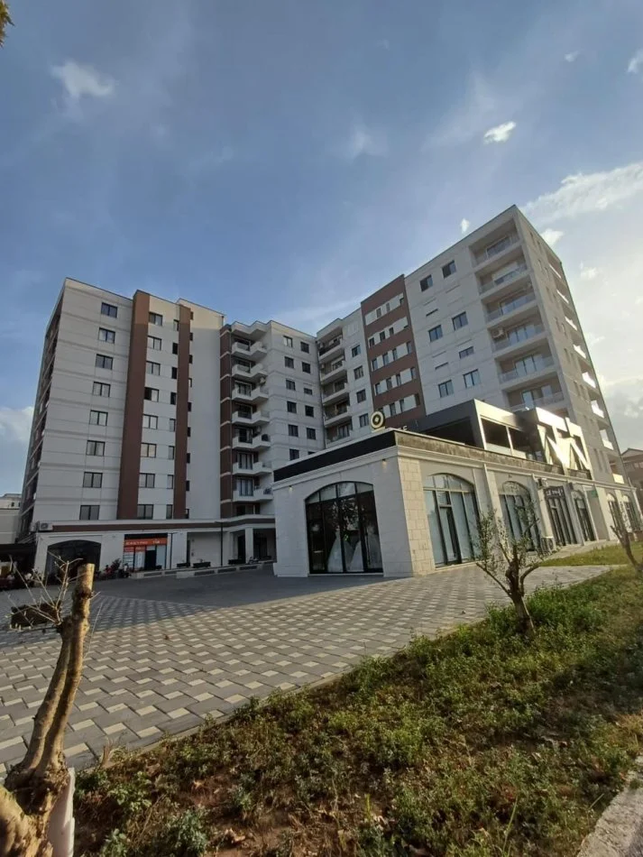 Tirane, jepet me qera apartament 2+1+Ballkon Kati 6, 109 m² 400 € (rruga bulevardi blu)