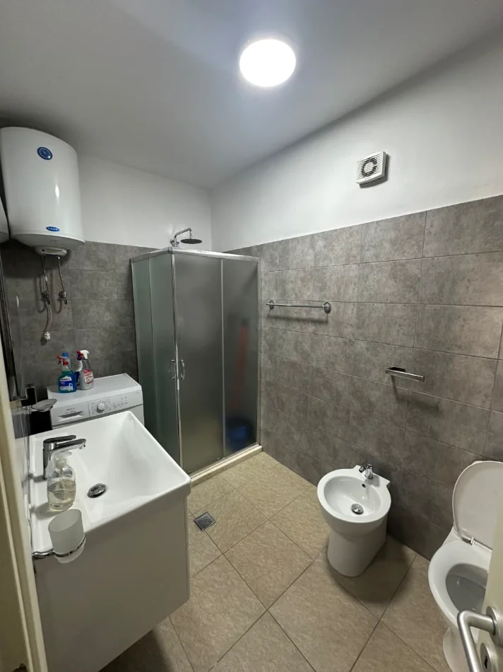 Tirane, jepet me qera apartament 1+1+Aneks+Ballkon Kati 8, 67 m² 650 € 