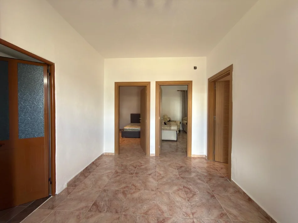 Tirane, jepet me qera apartament 2+1+Ballkon Kati 2, 144 m² 500 € (Rruga 5 Maji)