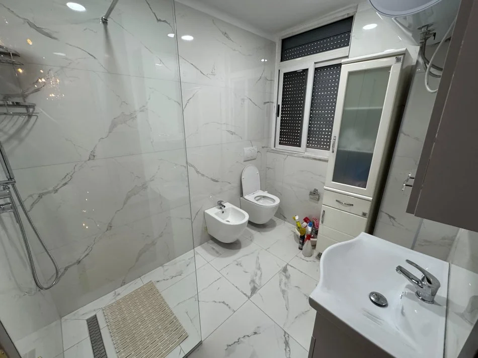 Tirane, jepet me qera apartament 2+1+Ballkon Kati 4, 140 m² 700 € 