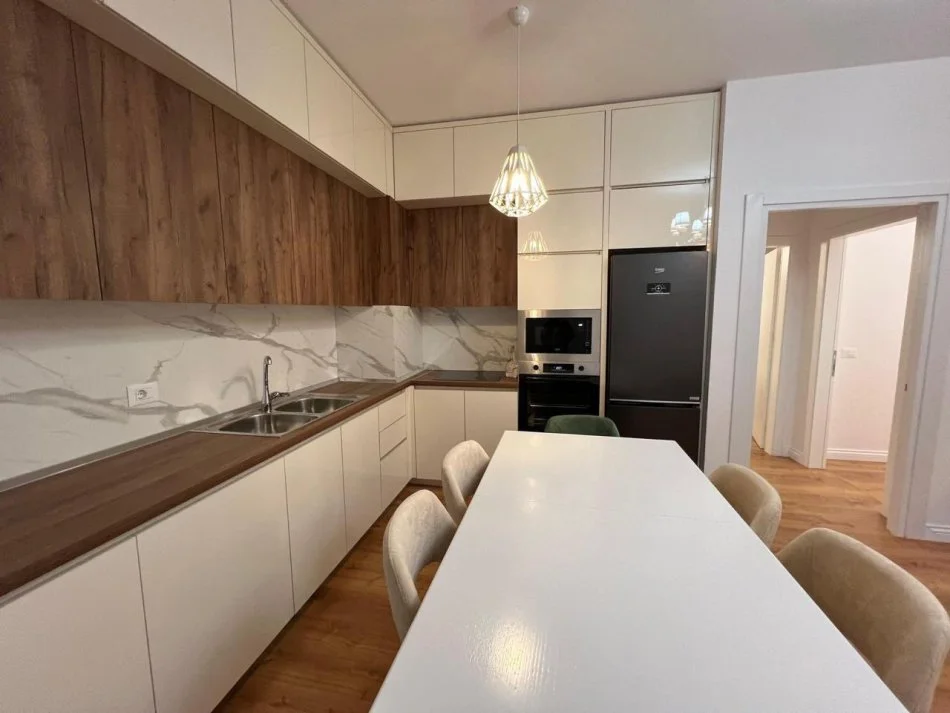 Tirane, jepet me qera apartament 2+1+Ballkon Kati 5, 116 m² 1.200 € (Parku Olimpik)