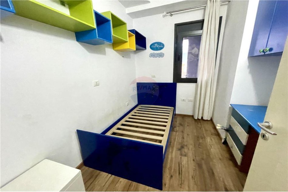 Apartament per qira, 3+1 totalisht i mobiluar, buze Unazes se Re, per 500 Euro/muaj!