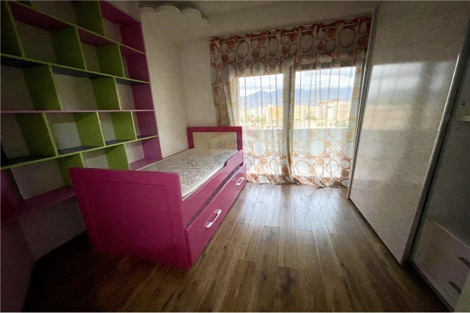 Apartament per qira, 3+1 totalisht i mobiluar, buze Unazes se Re, per 500 Euro/muaj!