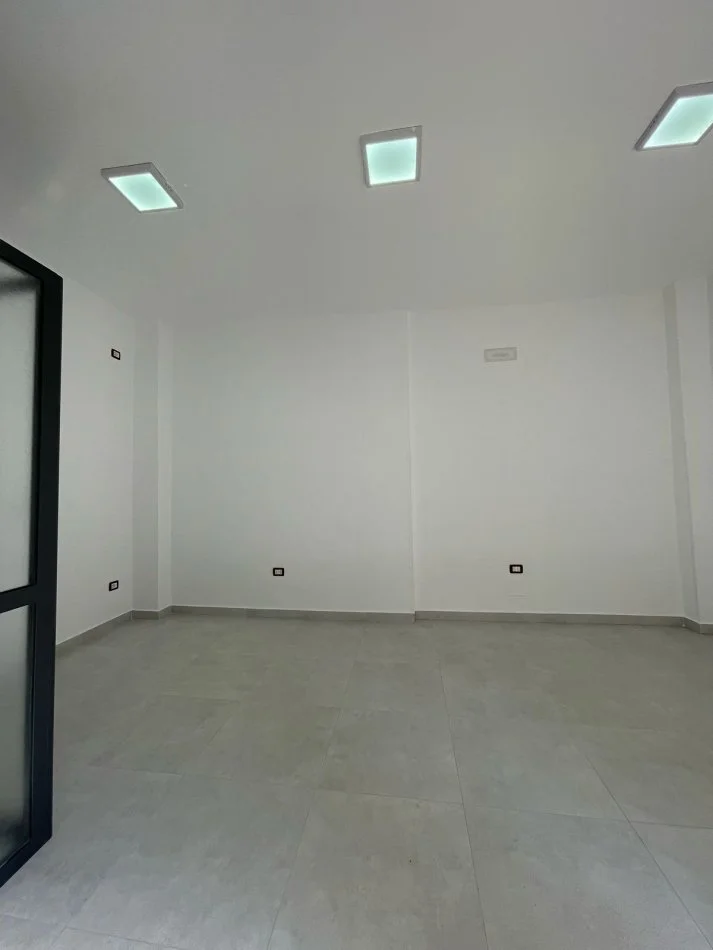 Durres, jepet me qera dyqan Kati 0, 20 m² 300 € (Durres)