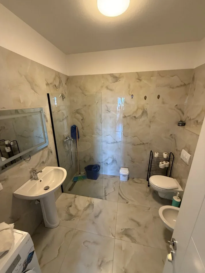 Tirane, jepet me qera apartament 2+1 Kati 8, 114 m² 650 € (Unaza e Re)