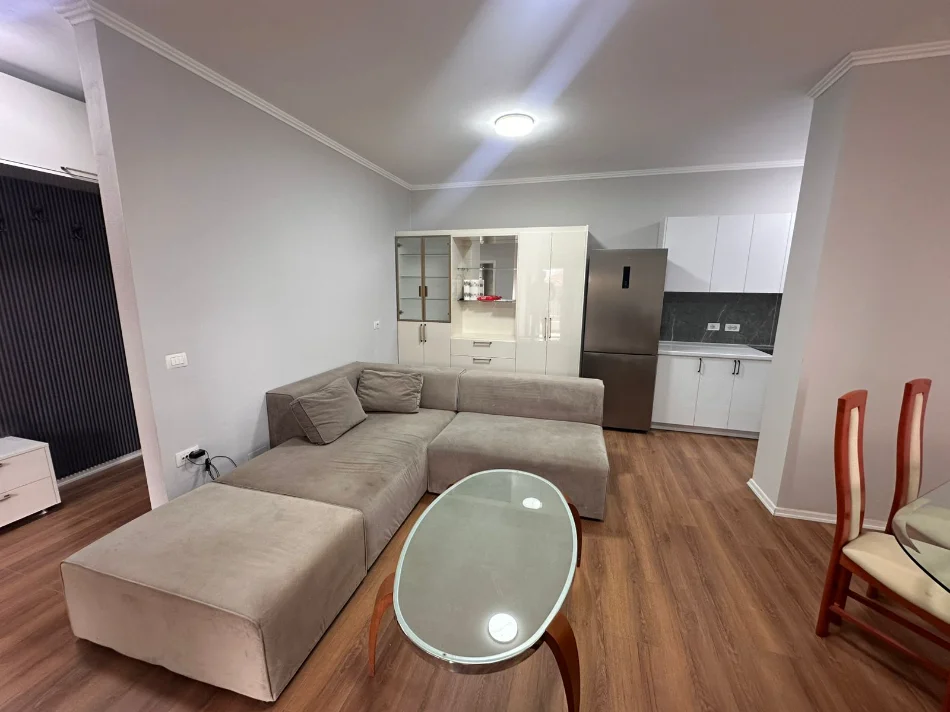 Tirane, jepet me qera apartament 2+1+Aneks+Ballkon Kati 2, 100 m² 900 € (Qender , sheshi skenderbej)