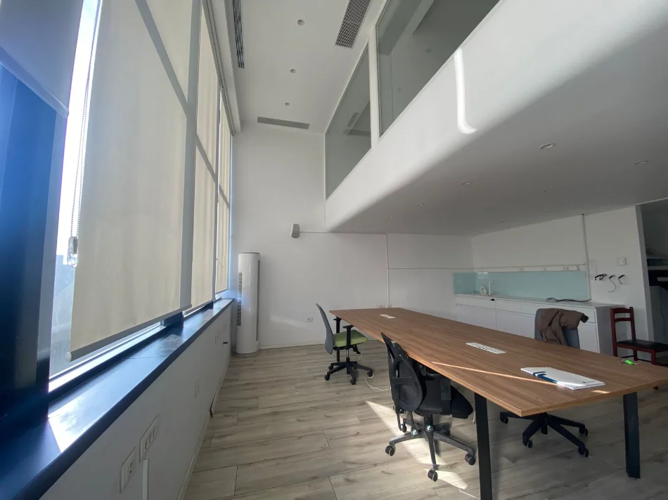Tirane, jepet me qera zyre Kati 1, 93 m² 1.200 € (Rruga Bedri Karapici)