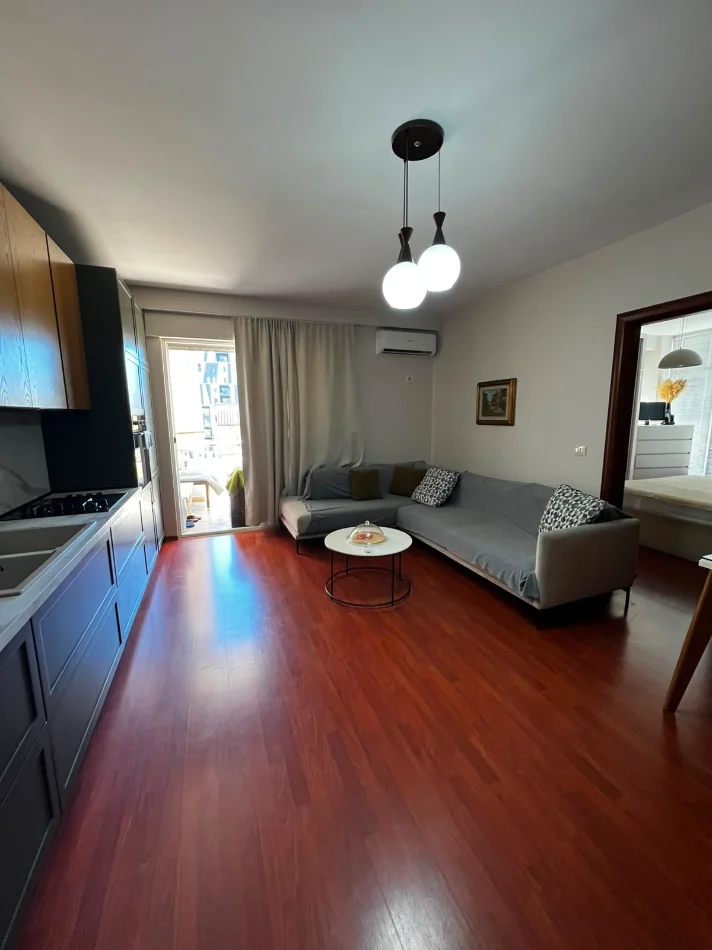 Tirane, jepet me qera apartament 1+1+Ballkon Kati 8, 110 m² 600 € (Rruga e Barrikadave)