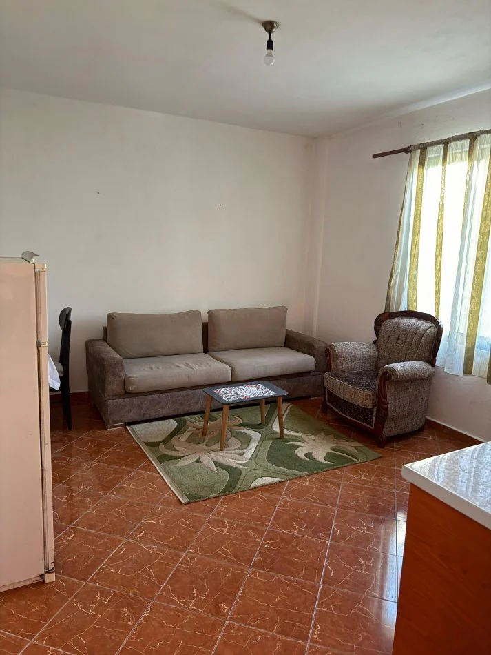 Tirane, jepet me qera 1+1 Kati 0, 301 € (5 Maji)