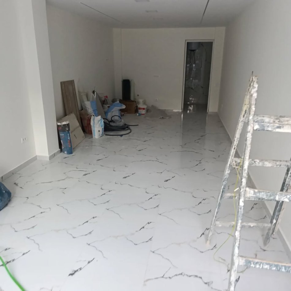 Tirane, jepet me qera ambjent biznesi Kati 1, 40 m² 500 € (Ish stacioni fundit i tr re)