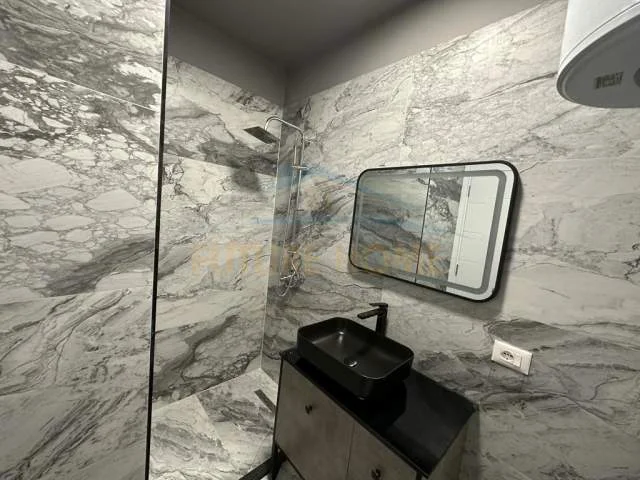 Tirane, jepet me qera apartament 2+1 Kati 7, 900 Euro (Komuna Parisit)