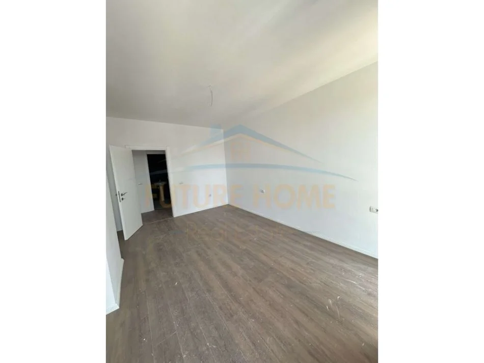 Tirane, shes apartament 2+1+Ballkon Kati 4, 116 m² 189000 € (Fusha e Aviacionit)
