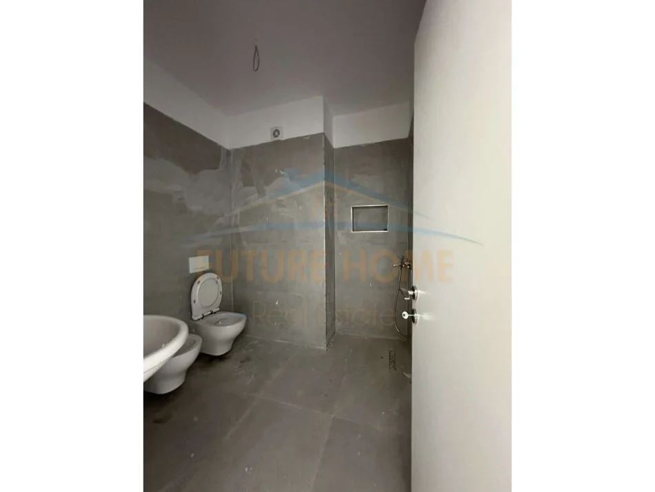 Tirane, shes apartament 2+1+Ballkon Kati 4, 116 m² 189000 € (Fusha e Aviacionit)