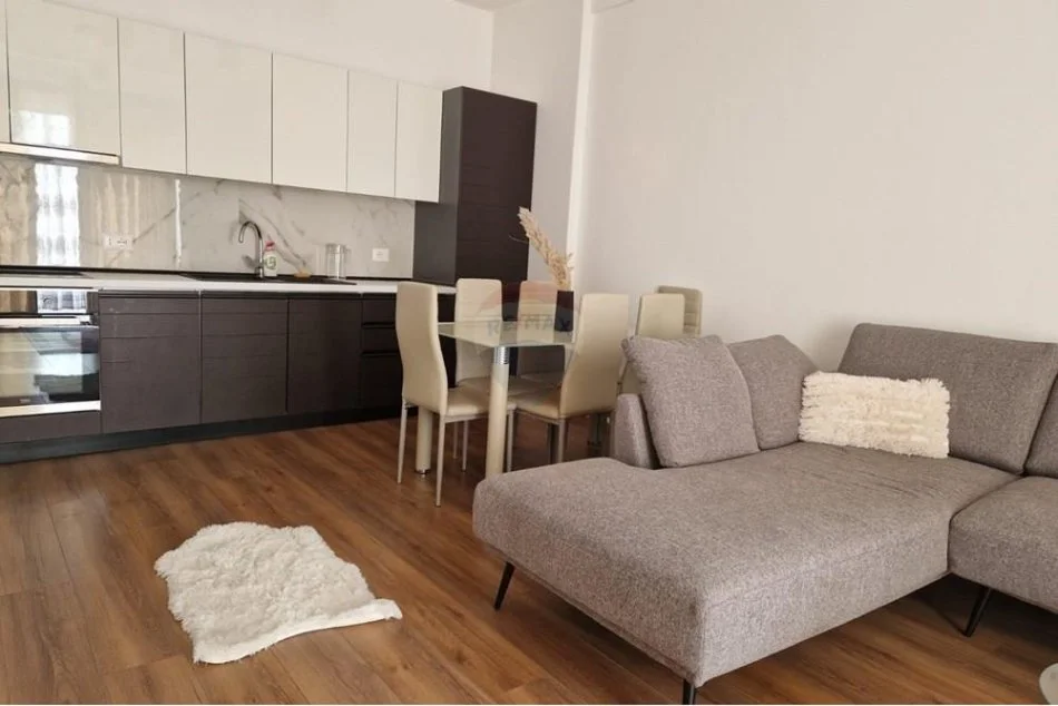 Tirane, jepet me qera apartament 1+1 Kati 9, 65 m² 550 € (Rr. Dibres)