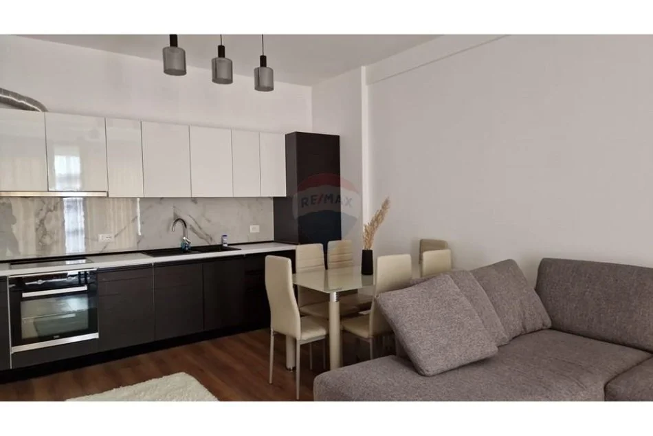Tirane, jepet me qera apartament 1+1 Kati 9, 65 m² 550 € (Rr. Dibres)