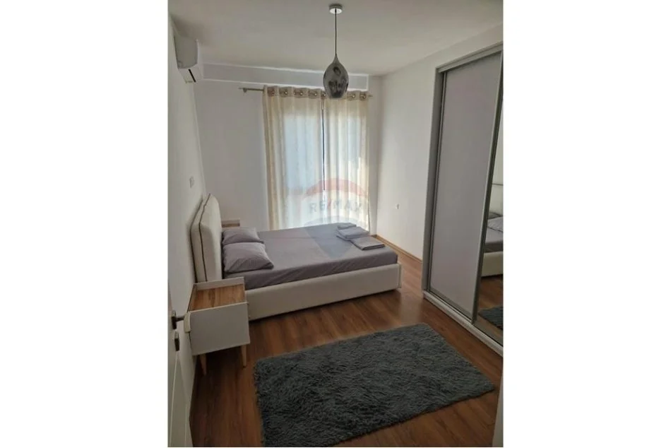 Tirane, jepet me qera apartament 1+1 Kati 9, 65 m² 550 € (Rr. Dibres)