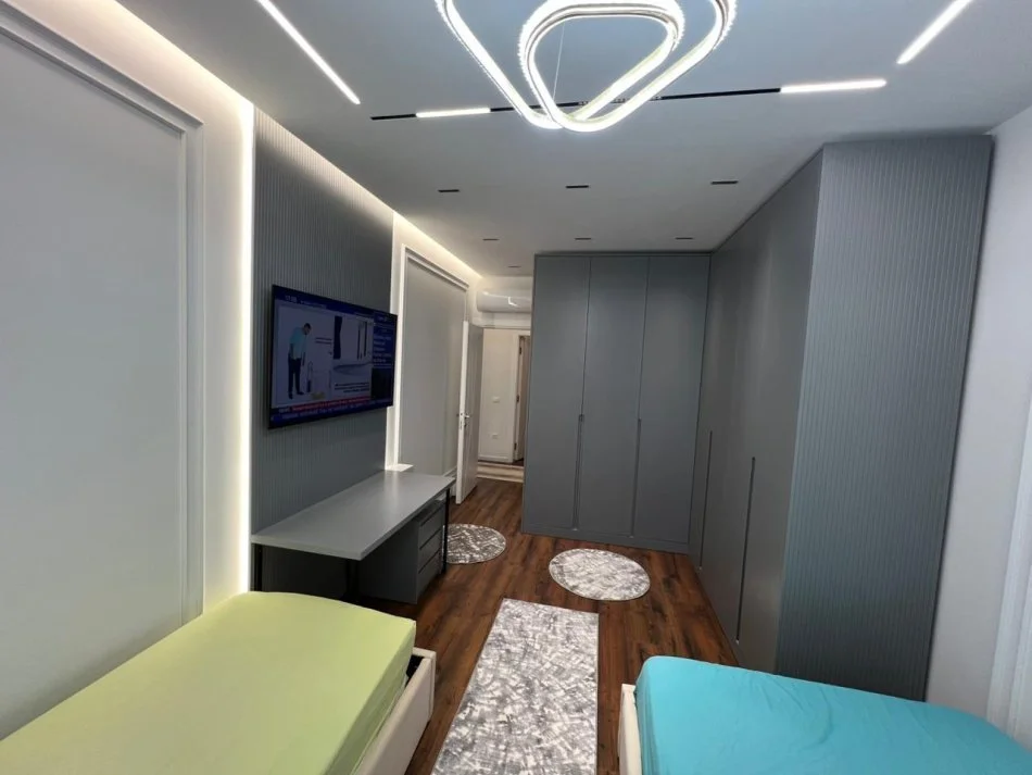 Tirane, jepet me qera apartament 2+1+Aneks+Ballkon Kati 4, 117 m² 1.000 € (117)