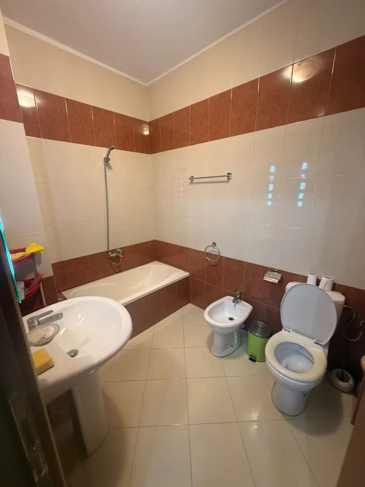 Tirane, jepet me qera apartament duplex 2+1 Kati 2, 100 m² 880 € (Rruga Mustafa Matohiti)