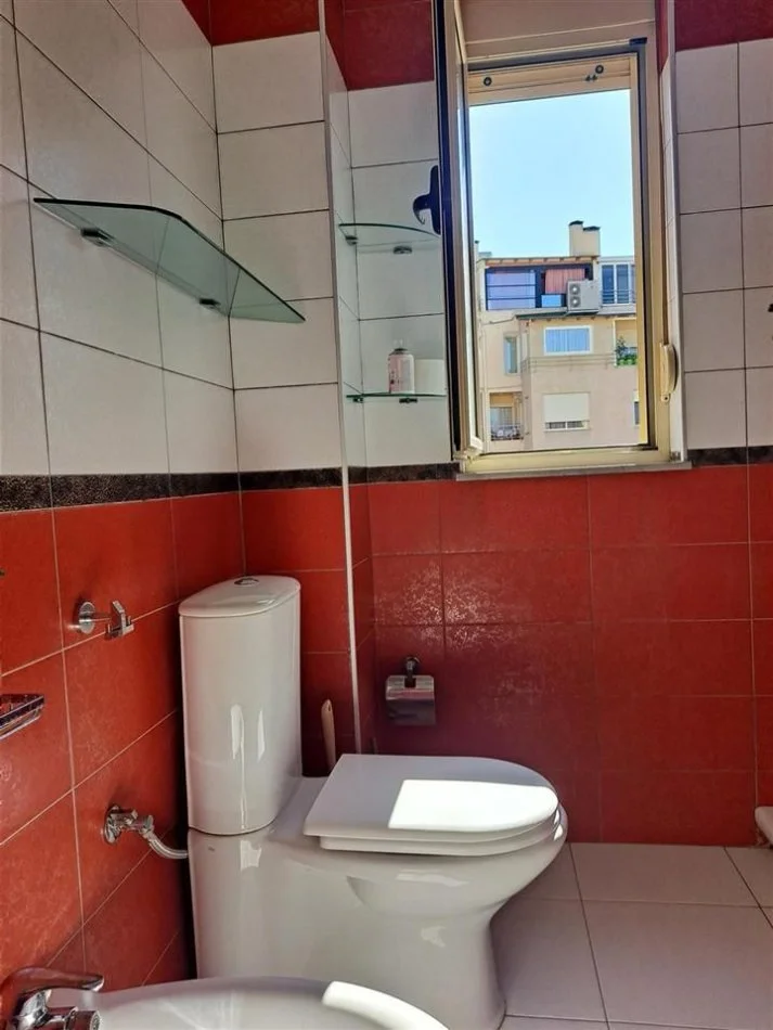 Tirane, jepet me qera apartament 2+1+Ballkon Kati 4, 107 m² 850 € (Liqeni i Thate)