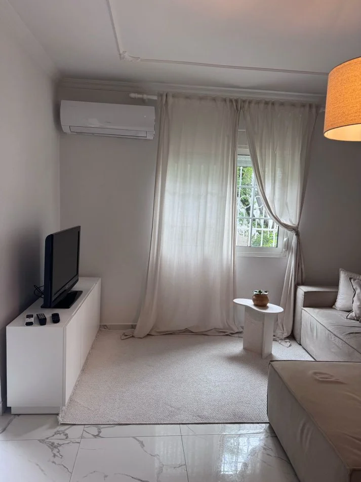 Tirane, jepet me qera apartament 1+1+Ballkon Kati 1, 53 m² 400 € (rruga Kongresi Manastirit)