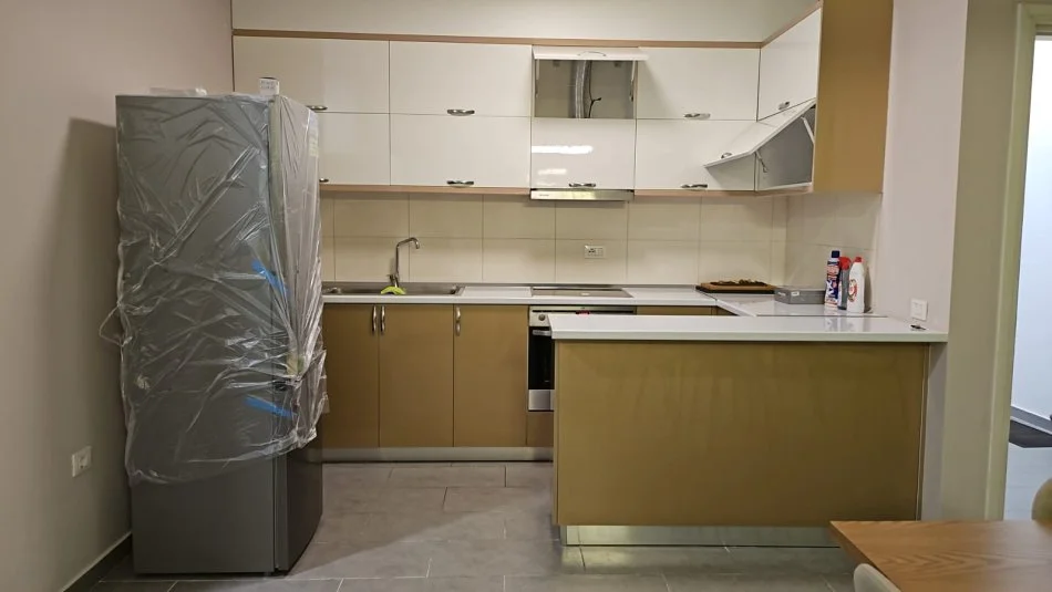 Tirane, jepet me qera apartament 2+1+Ballkon Kati 5, 108 m² 800 € (rruga Zallit)